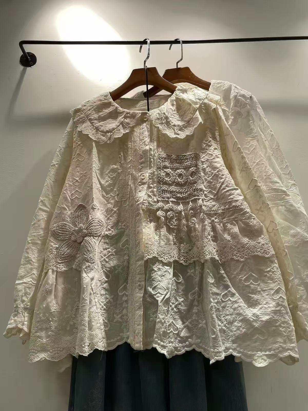 Embroidery Eyelet - Damen-Bluse mit 3D-Blumenstickerei und Ösenmuster, Peter-Pan-Kragen,