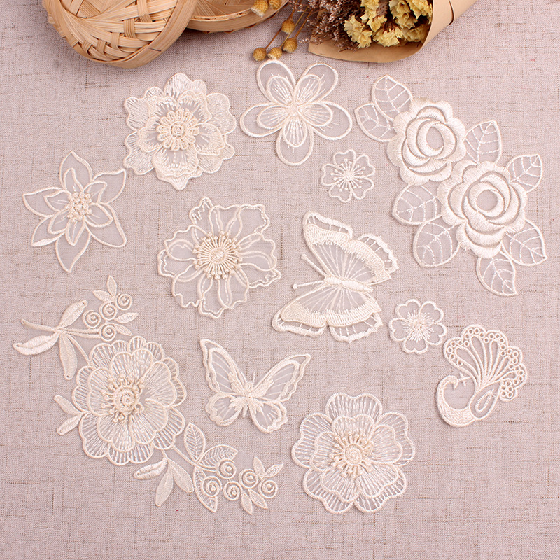 Beige Spitze Pfau Schmetterlin – Embroidery Letter M Bewertung und Preis