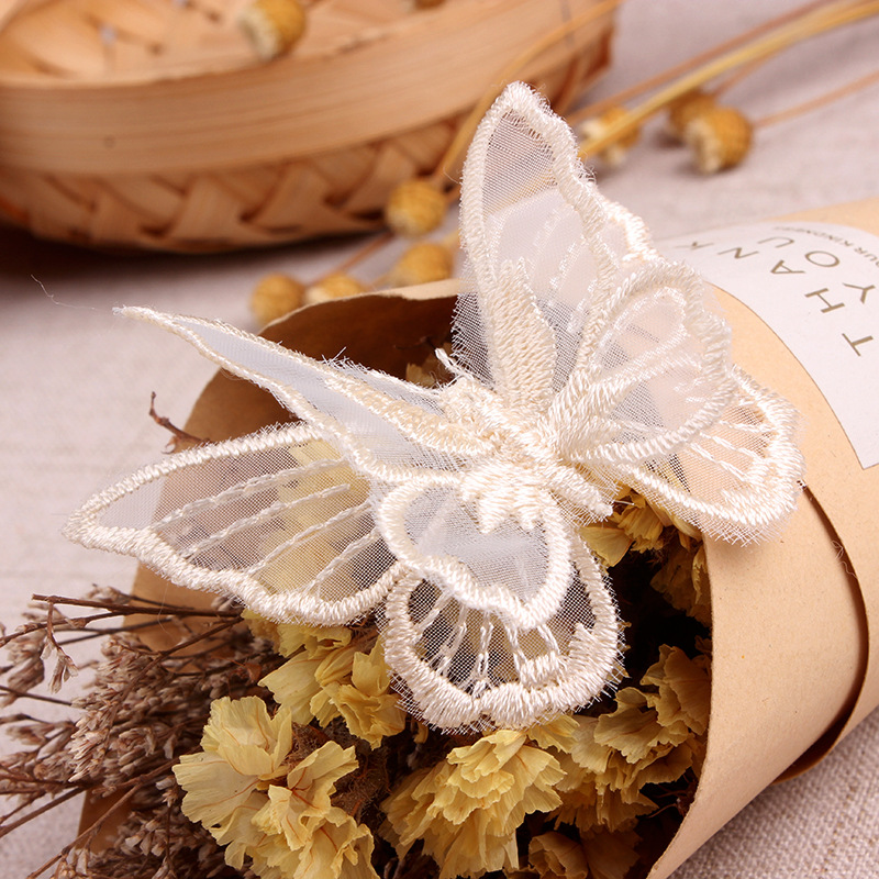 Beige Spitze Pfau Schmetterlin – Embroidery Letter M Bewertung und Preis